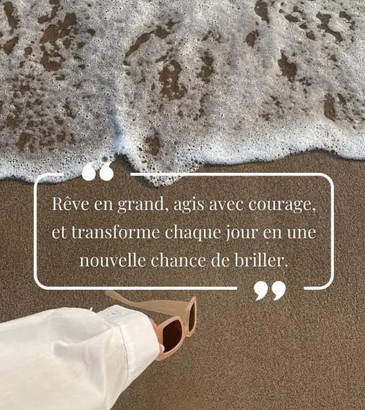 image d'une vague au bort de la plage avec inscription : rêve en grand, agis avec courage, transforme chaque jour en une nouvelle chance de briller